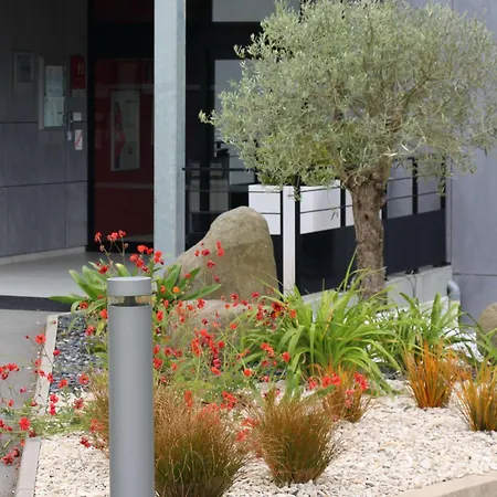 Hotel Ibis Guingamp Coeur De Bretagne 3*